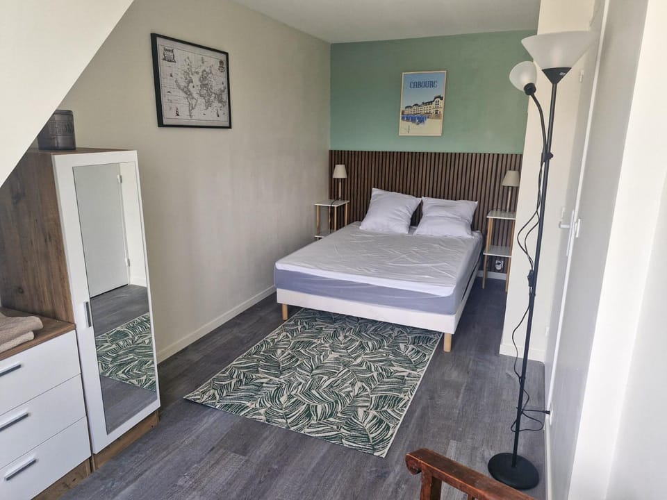 Photo of the whole room, Bedroom