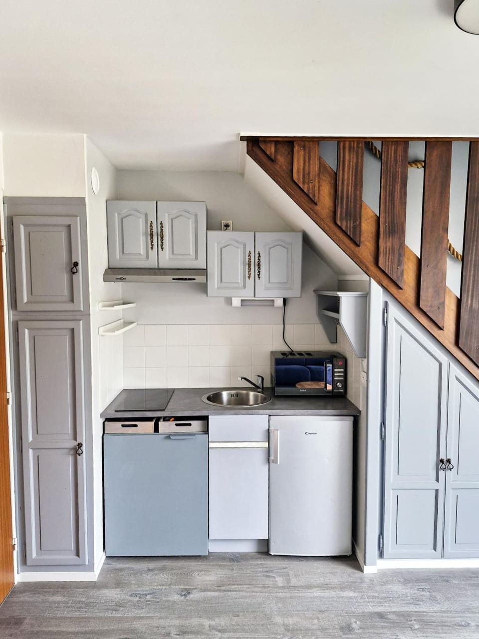microwave, stove, kitchen