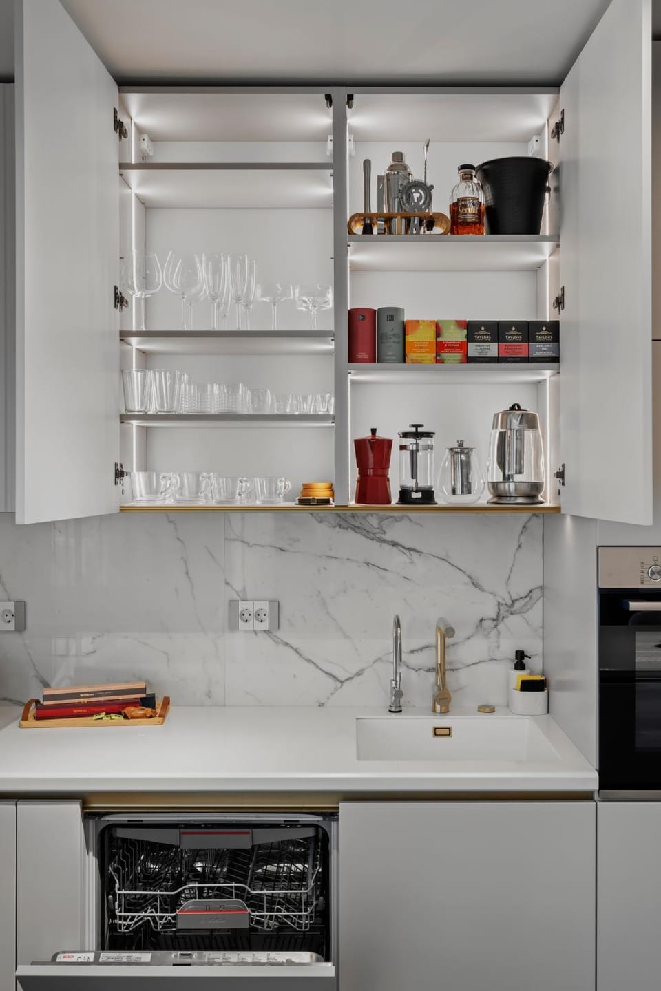 Coffee/tea facilities, Kitchen or kitchenette, minibar, stove