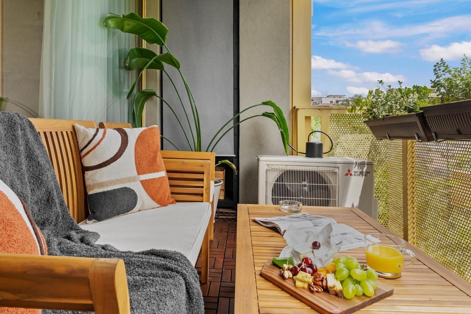 View (from property/room), Balcony/Terrace, Seating area, Garden view