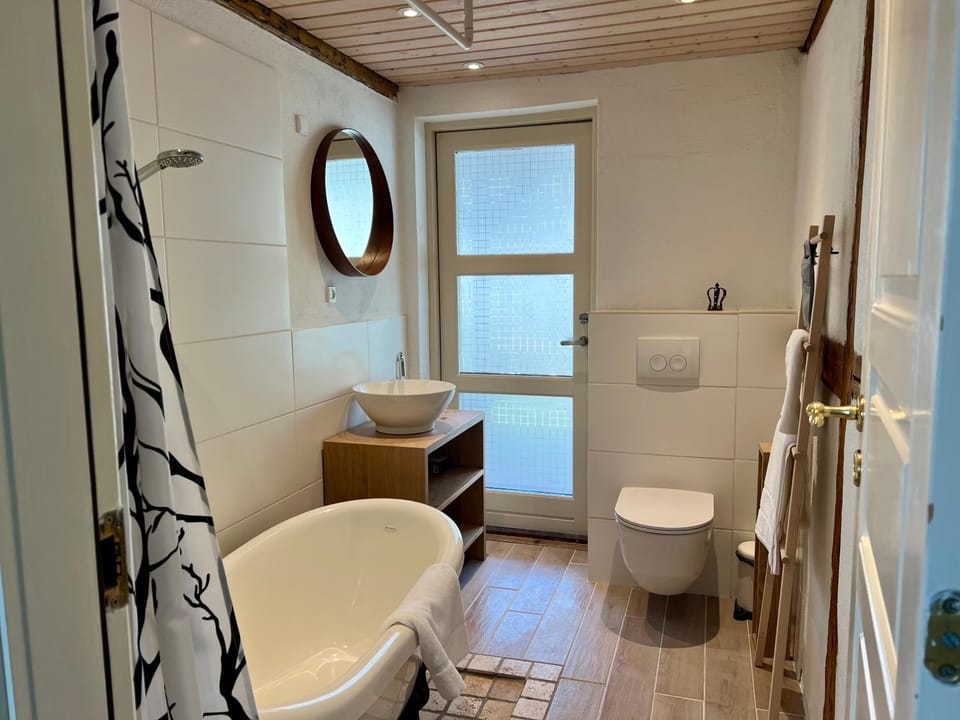 Shower, Toilet, Bathroom, Bath, towels