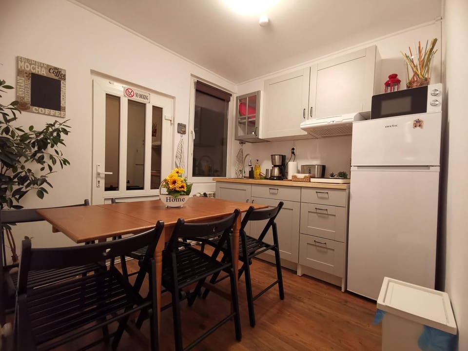 Kitchen or kitchenette, Seating area, Dining area, minibar, kitchen, kitchen
