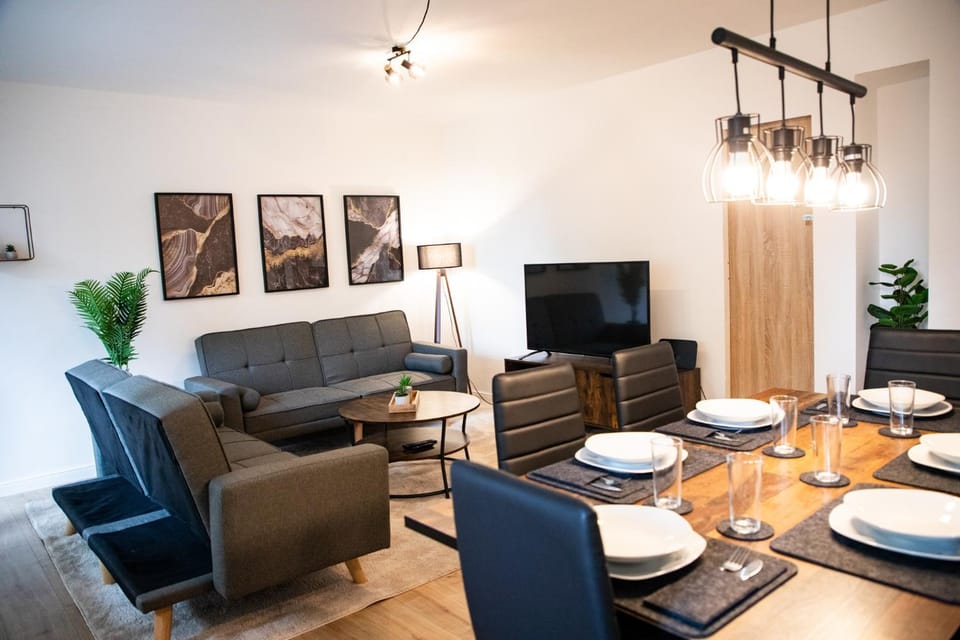 Communal lounge/ TV room, TV and multimedia, Living room, Seating area, Dining area, Evening entertainment