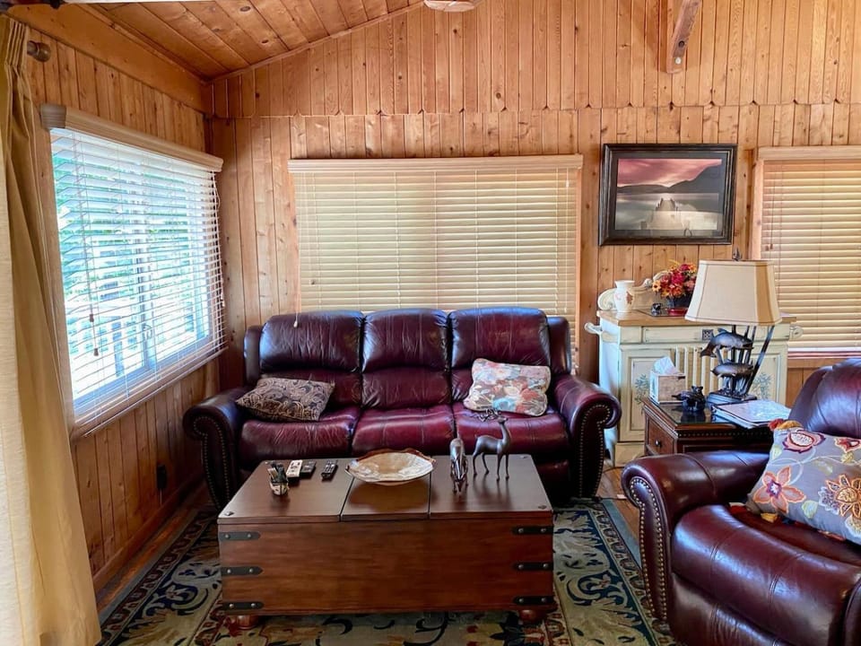 Cute and Comfy Cabin, Stunning Lakefront Views Cabin in Smith Mountain Lake
