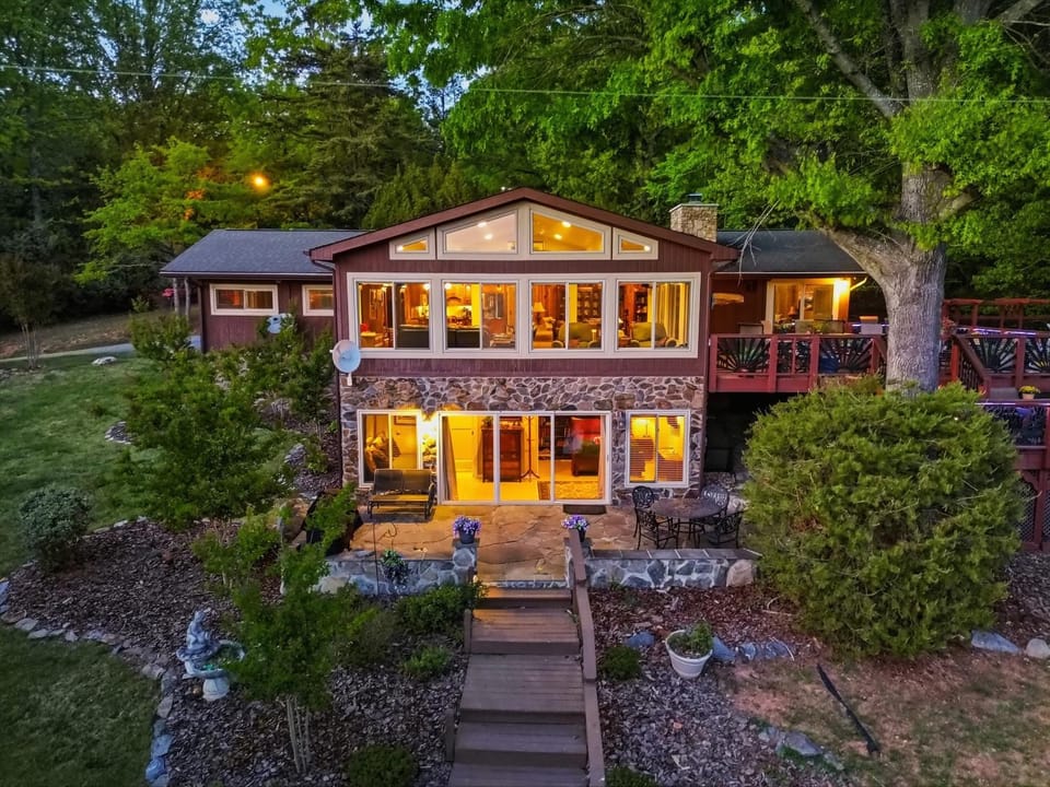 Lake Escape to an Elegant 4 Br Home 3 bath Home House in Smith Mountain Lake