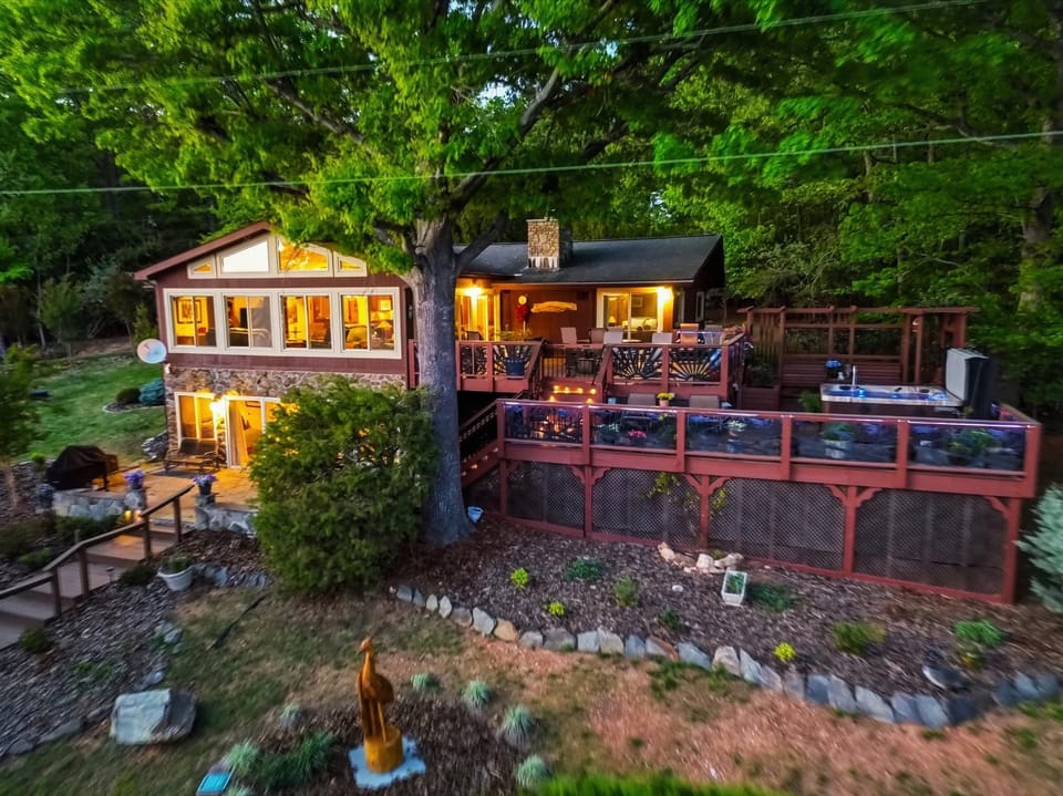 Lake Escape to an Elegant 4 Br Home 3 bath Home House in Smith Mountain Lake