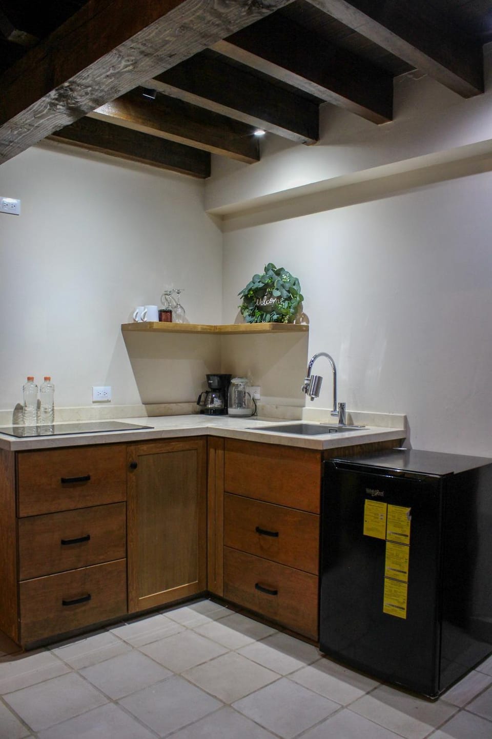 Coffee/tea facilities, Photo of the whole room, minibar, stove, kitchen