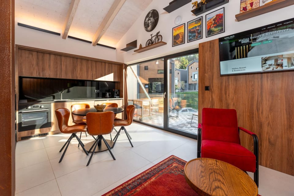 TV and multimedia, Kitchen or kitchenette, Living room, Seating area, Dining area