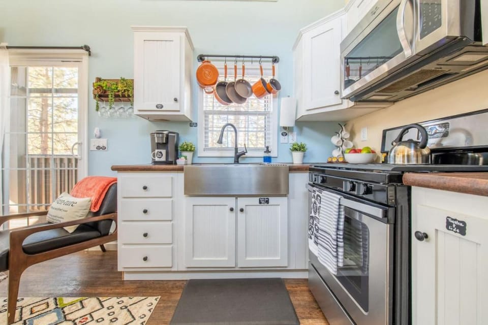 Kitchen or kitchenette, oven, stove