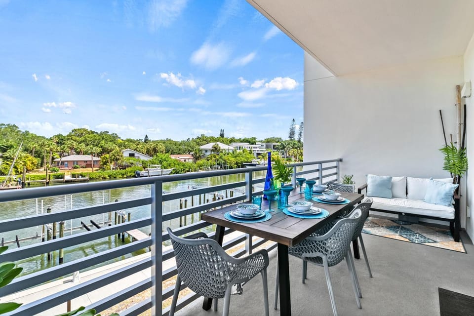 Waterfront, Pet-Friendly Condo with Pool, Spa, and Fitness Center near Downtown Sarasota House in Sarasota