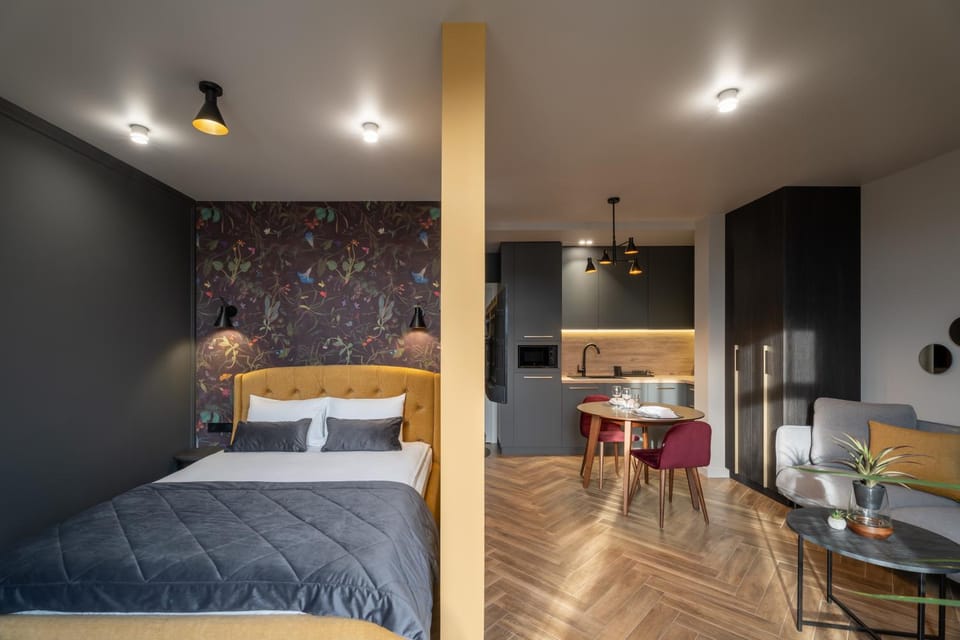 Bed, TV and multimedia, Kitchen or kitchenette, Living room, Photo of the whole room, Seating area, Dining area