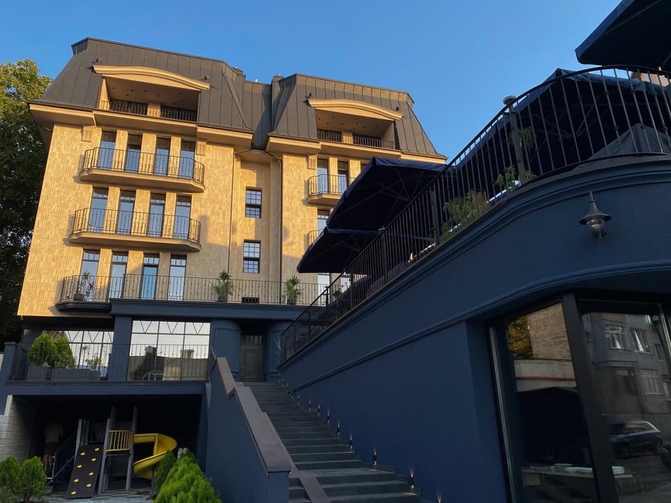 Property building, Restaurant/places to eat