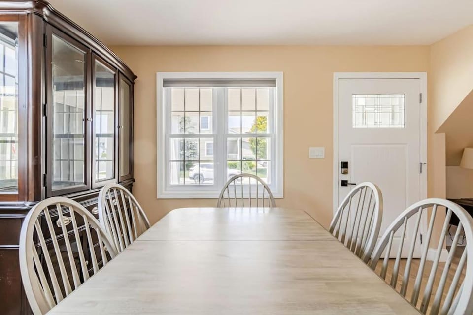 Seating area, Dining area