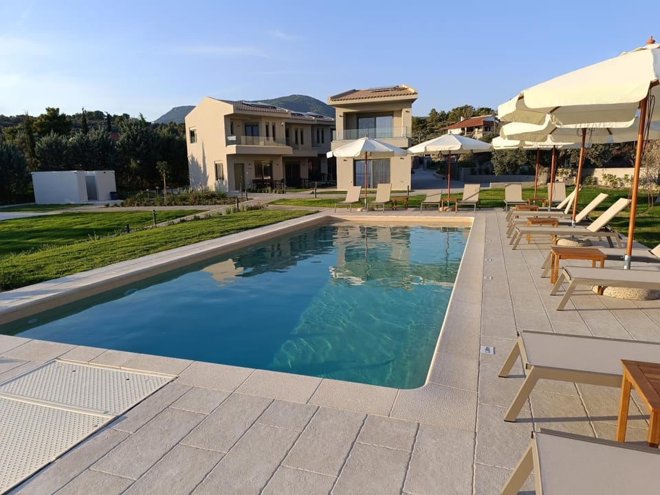 Property building, Patio, Day, Pool view, Swimming pool, sunbed