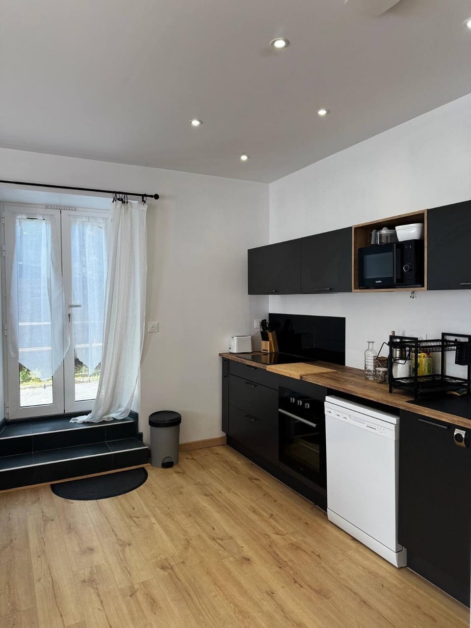 Coffee/tea facilities, Kitchen or kitchenette, oven, stove, toaster
