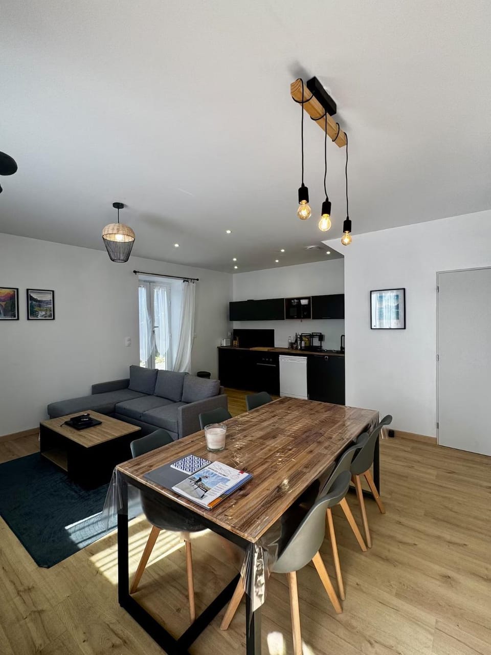 Kitchen or kitchenette, Living room, Seating area, Dining area, stove