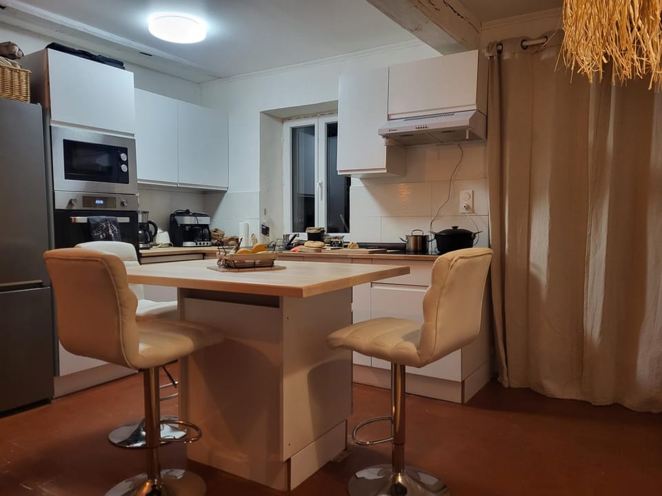 Kitchen or kitchenette, Dining area