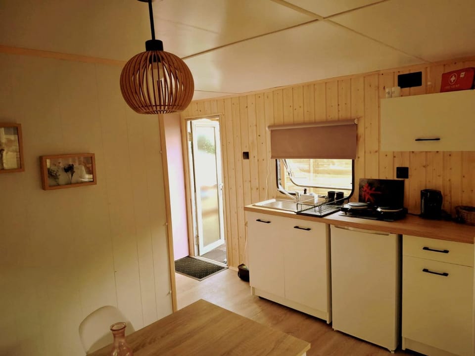 Coffee/tea facilities, Kitchen or kitchenette, minibar, stove