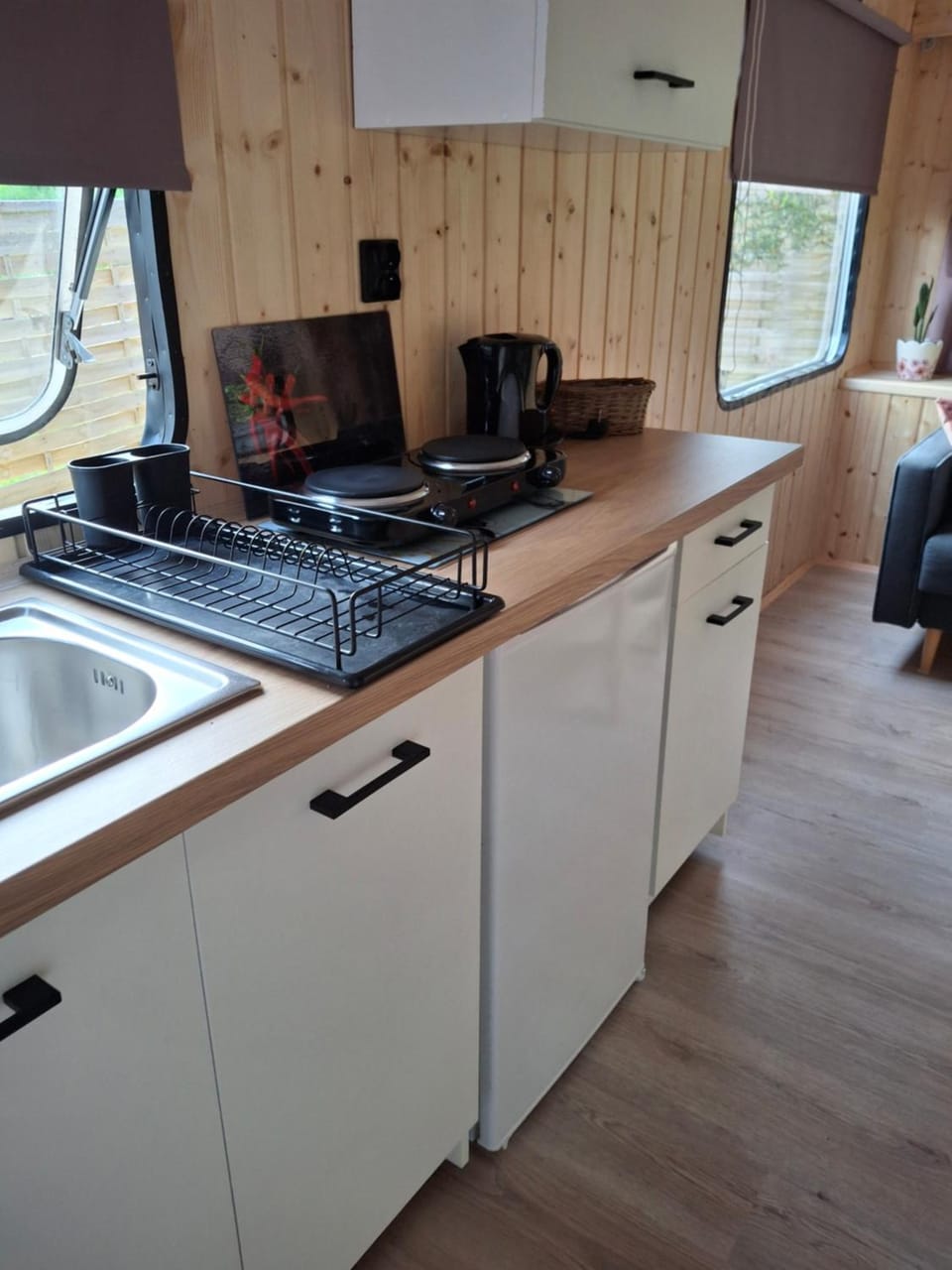 Coffee/tea facilities, Kitchen or kitchenette, minibar, stove