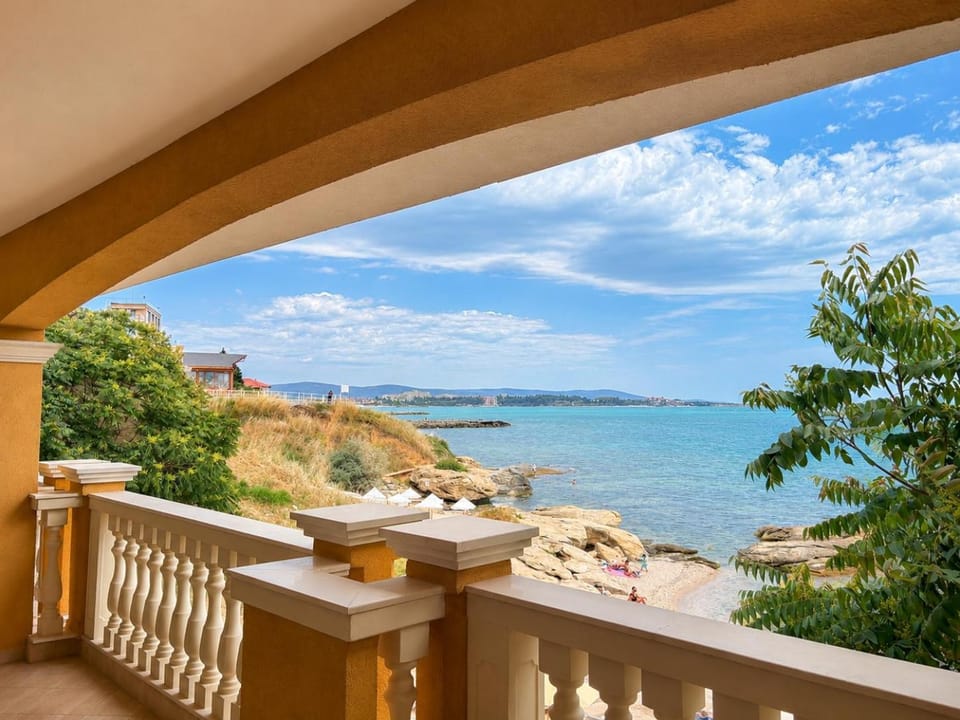 Day, View (from property/room), Balcony/Terrace, Dining area, Beach, Sea view