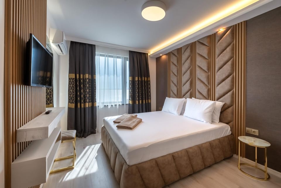 Bed, TV and multimedia, View (from property/room), Photo of the whole room, Seating area, Evening entertainment, Bedroom, hair dresser, hair dryier, air conditioner
