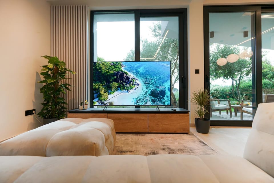 Communal lounge/ TV room, TV and multimedia, Living room, Seating area, Garden view