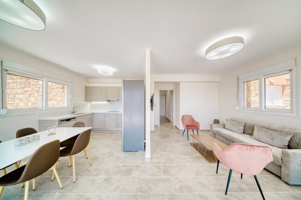 Kitchen or kitchenette, Living room, Seating area, Dining area