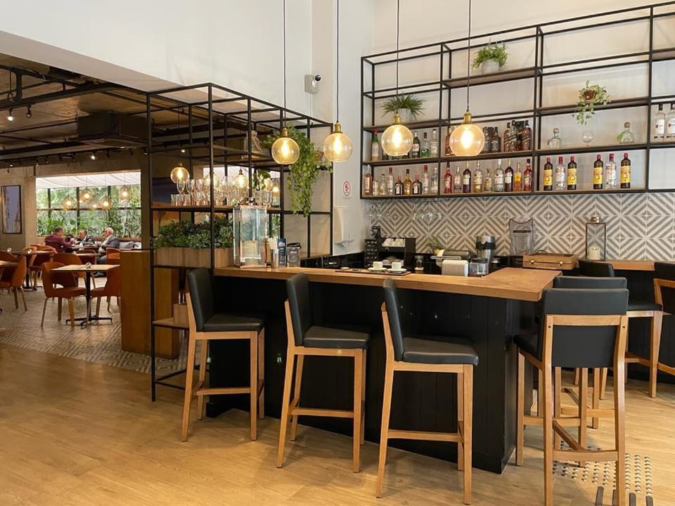 Restaurant/places to eat, Lounge or bar