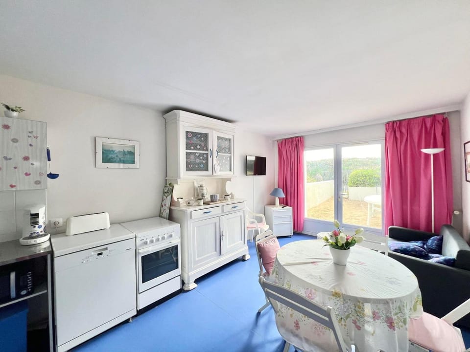 Dining area, kitchen