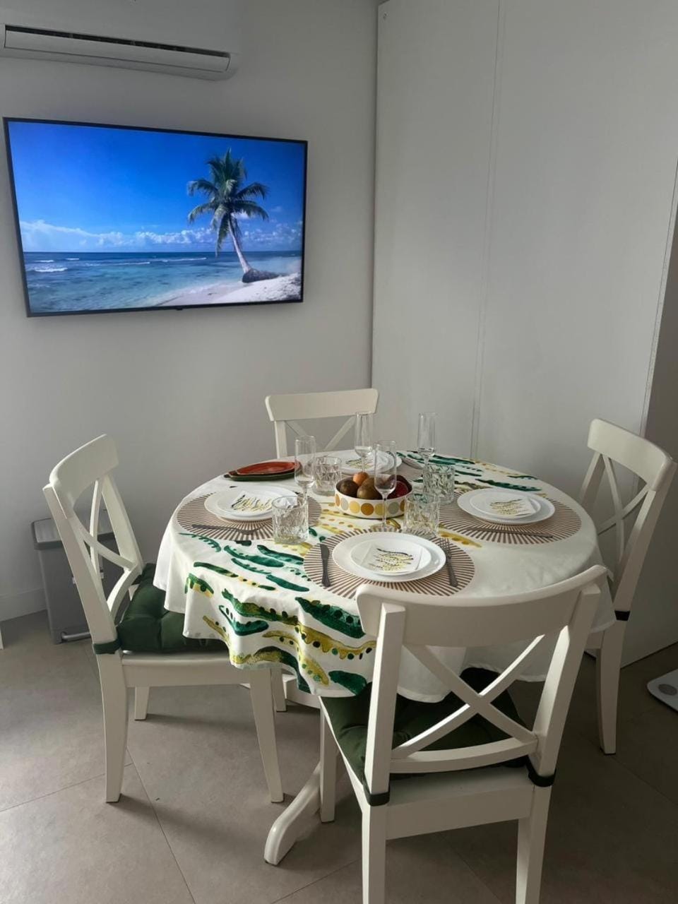 Food and drinks, Dining area, Food