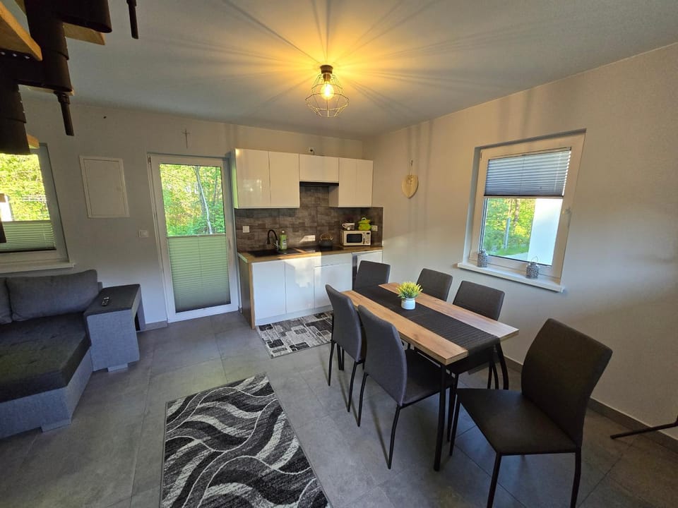 Coffee/tea facilities, Kitchen or kitchenette, Dining area, oven, stove