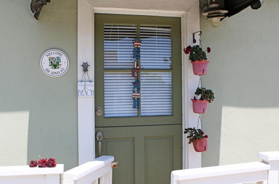 Lower West Newport House in Balboa Peninsula