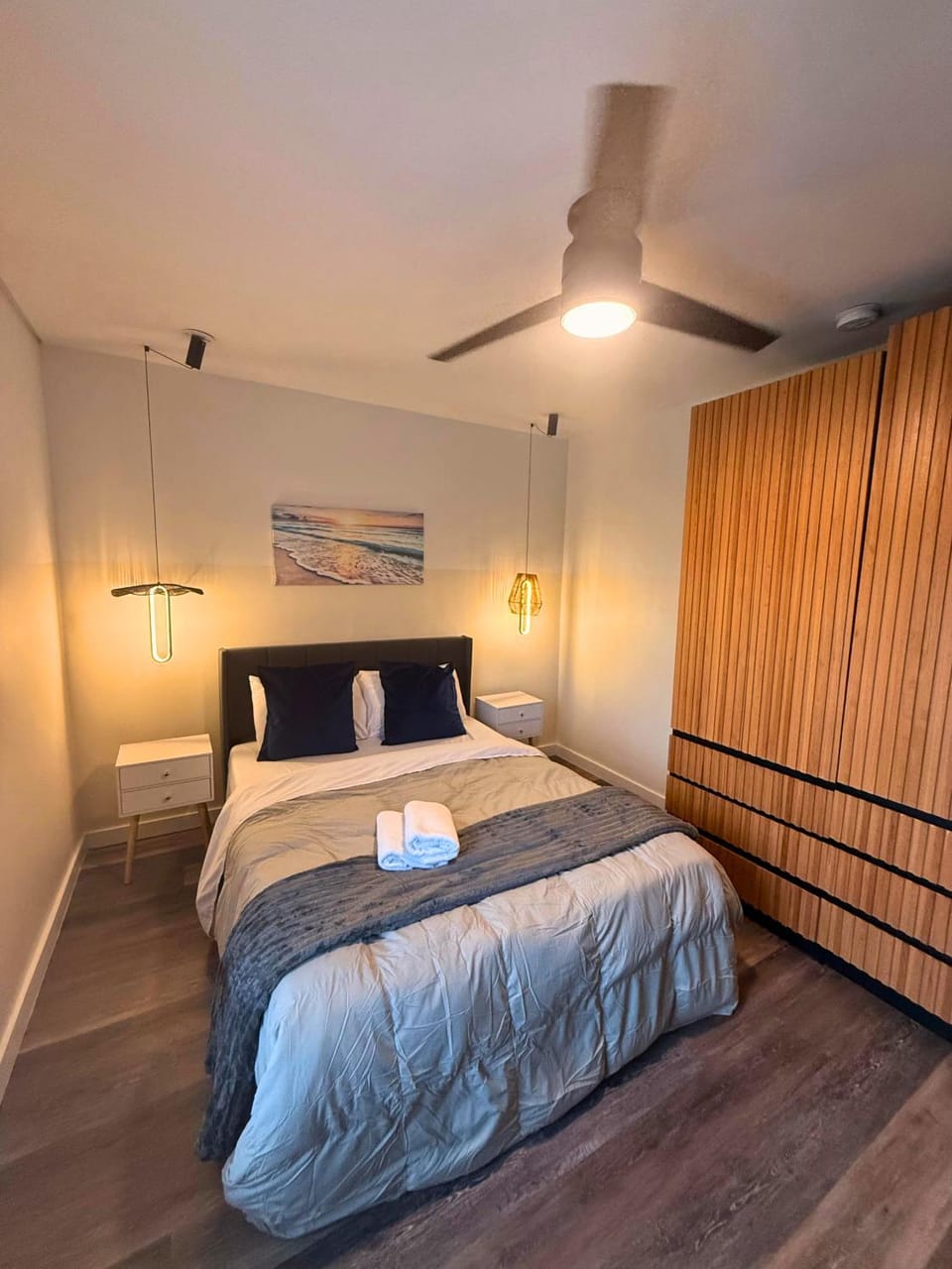 Photo of the whole room, towels