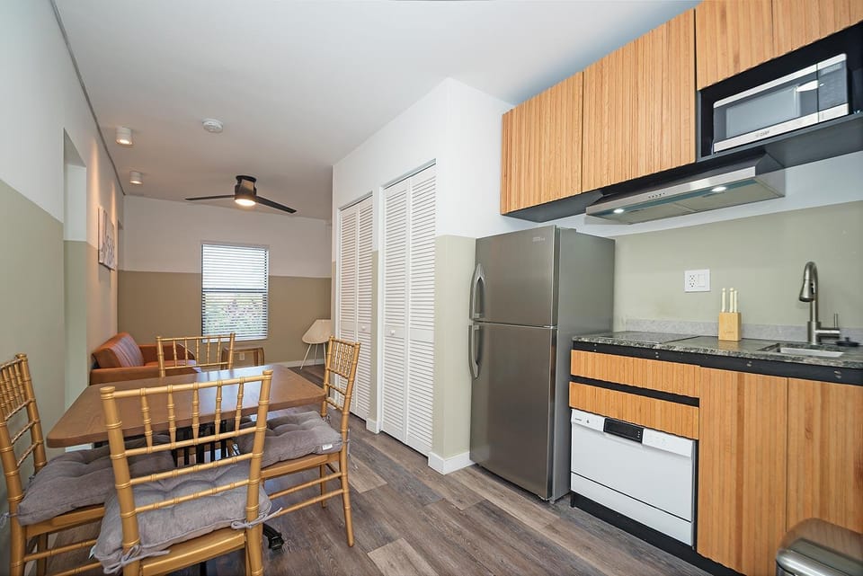 Kitchen or kitchenette, Dining area