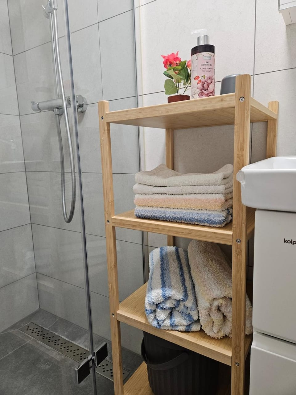 Shower, Bathroom, towels