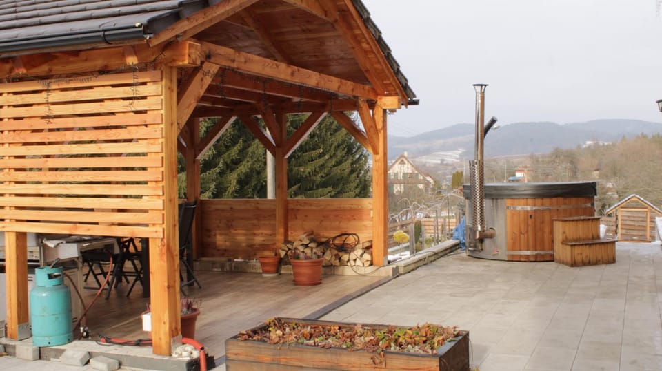 Day, BBQ facilities, Hot Tub, Balcony/Terrace, Seating area, Mountain view