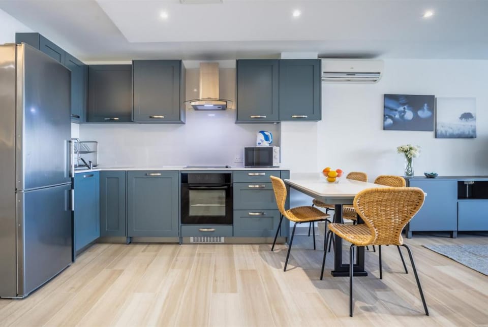 Kitchen or kitchenette, dishwasher, oven