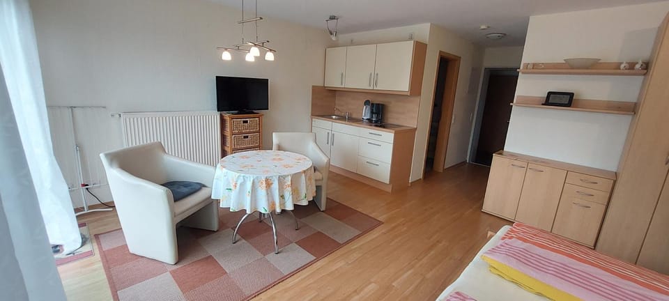 Kitchen or kitchenette, Seating area, Dining area