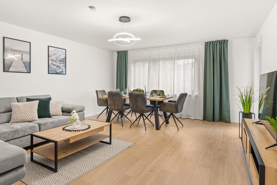 TV and multimedia, Living room, Seating area, Dining area