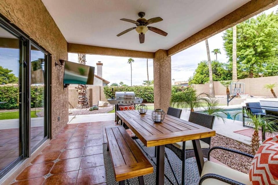 Huge Backyard W Heated Pool, Fire Pit & BBQ House in Scottsdale