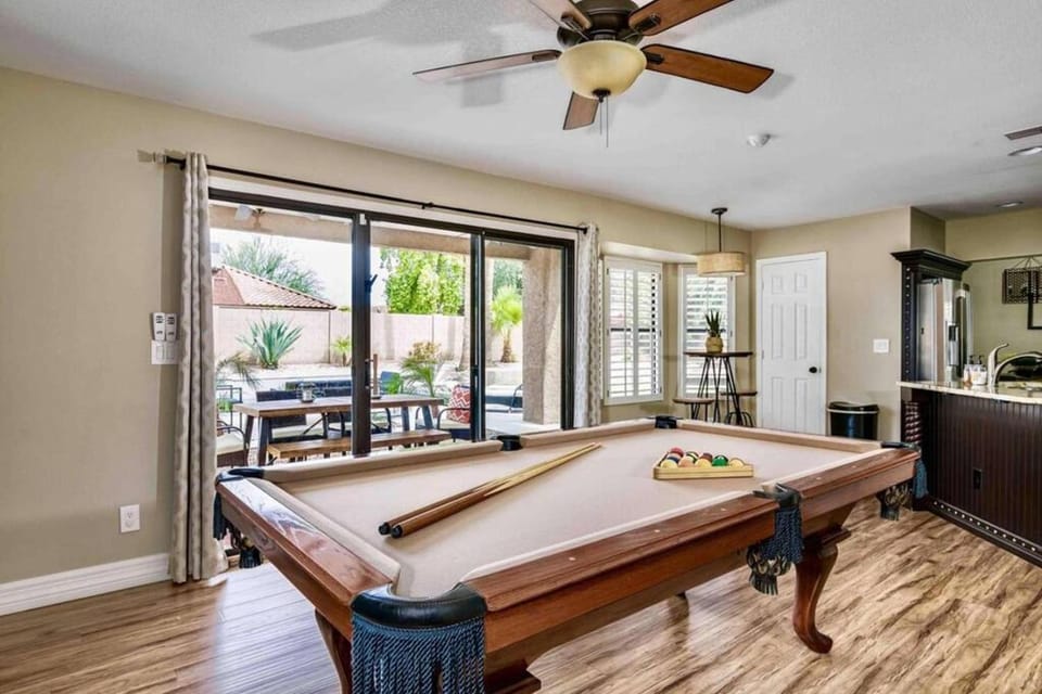Huge Backyard W Heated Pool, Fire Pit & BBQ House in Scottsdale