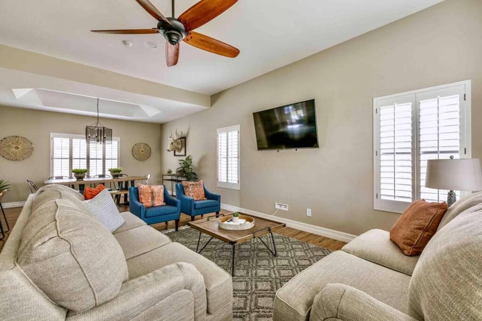 Huge Backyard W Heated Pool, Fire Pit & BBQ House in Scottsdale