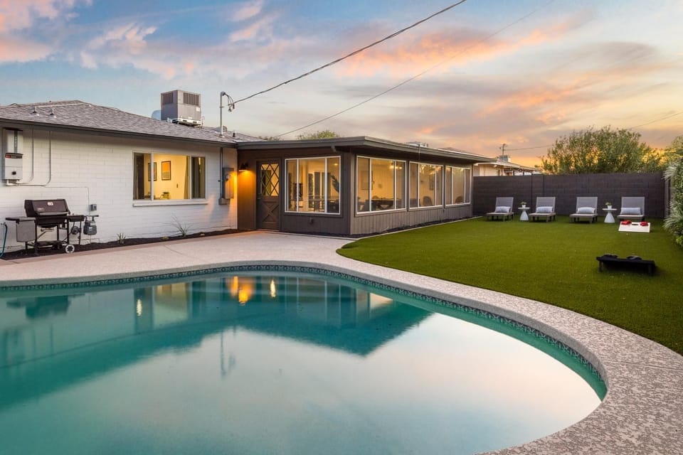 Mid-century Modern Scottsdale Home w Heated Pool House in Scottsdale