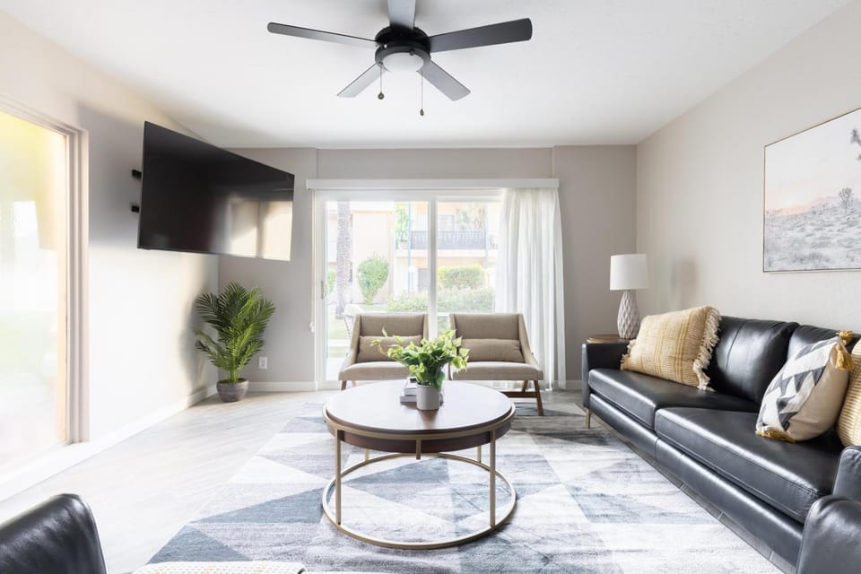 Modern Chic Condo In Midtown w Pool & Hot Tub House in Phoenix