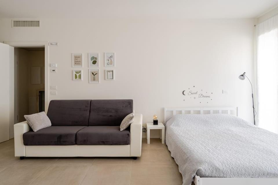 Bed, Living room, Photo of the whole room, Seating area, Bedroom