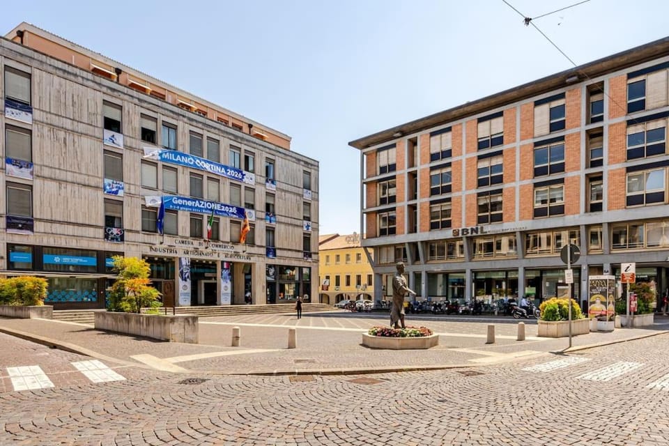 Day, Neighbourhood, City view, Street view, Location