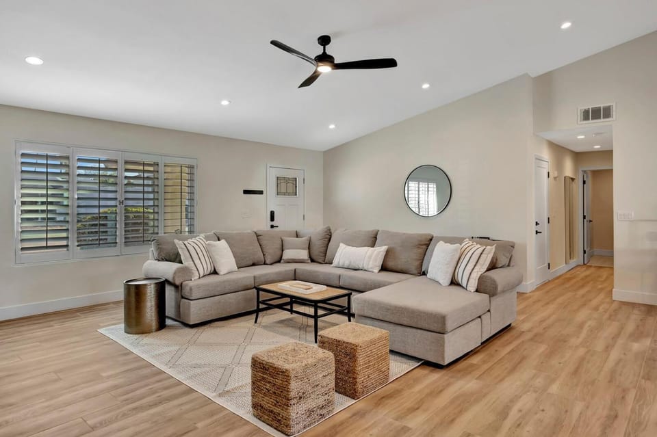 Slice Of Paradise, Remodel w FREE Heated Pool House in Phoenix