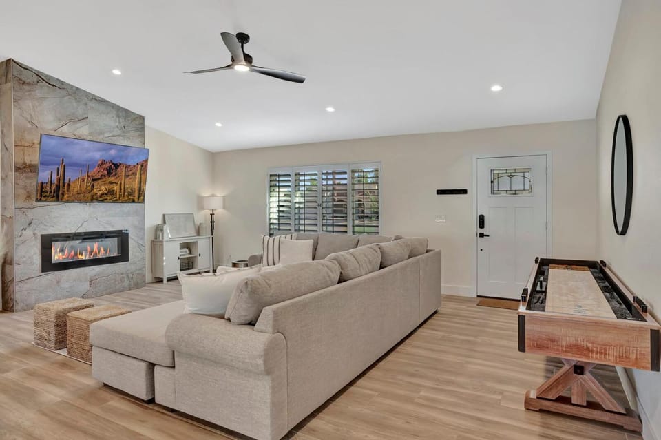 Slice Of Paradise, Remodel w FREE Heated Pool House in Phoenix