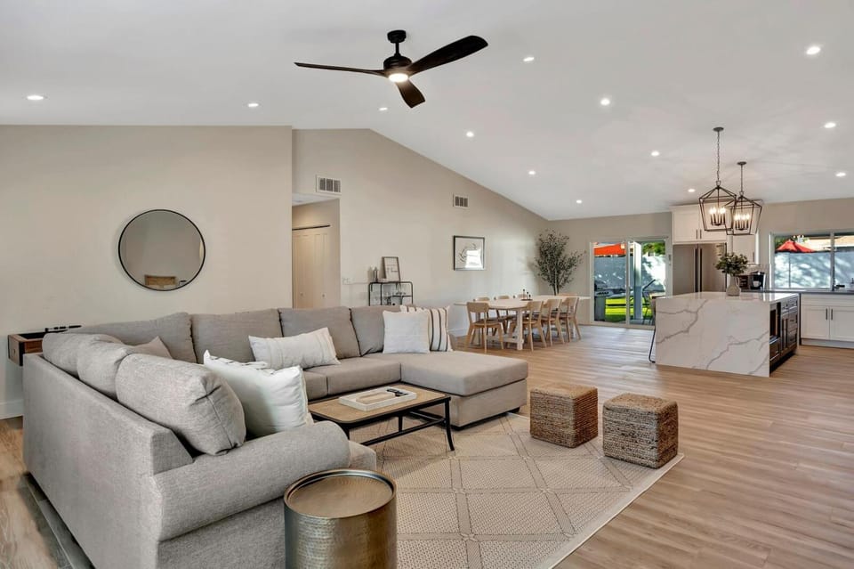 Slice Of Paradise, Remodel w FREE Heated Pool House in Phoenix