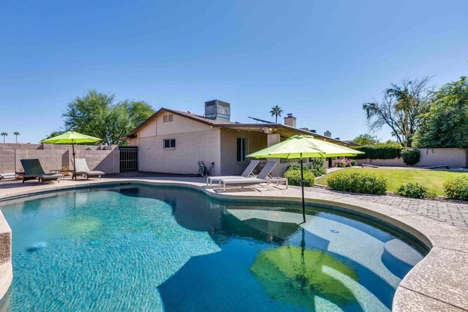 Spacious Backyard W Free Heated Pool, Tv and Bbq House in Scottsdale